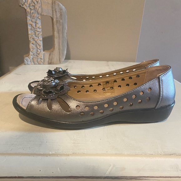 Like New Pewter Sole-Flex Italy Open Toe Flats 6.5US - Picture 4 of 9